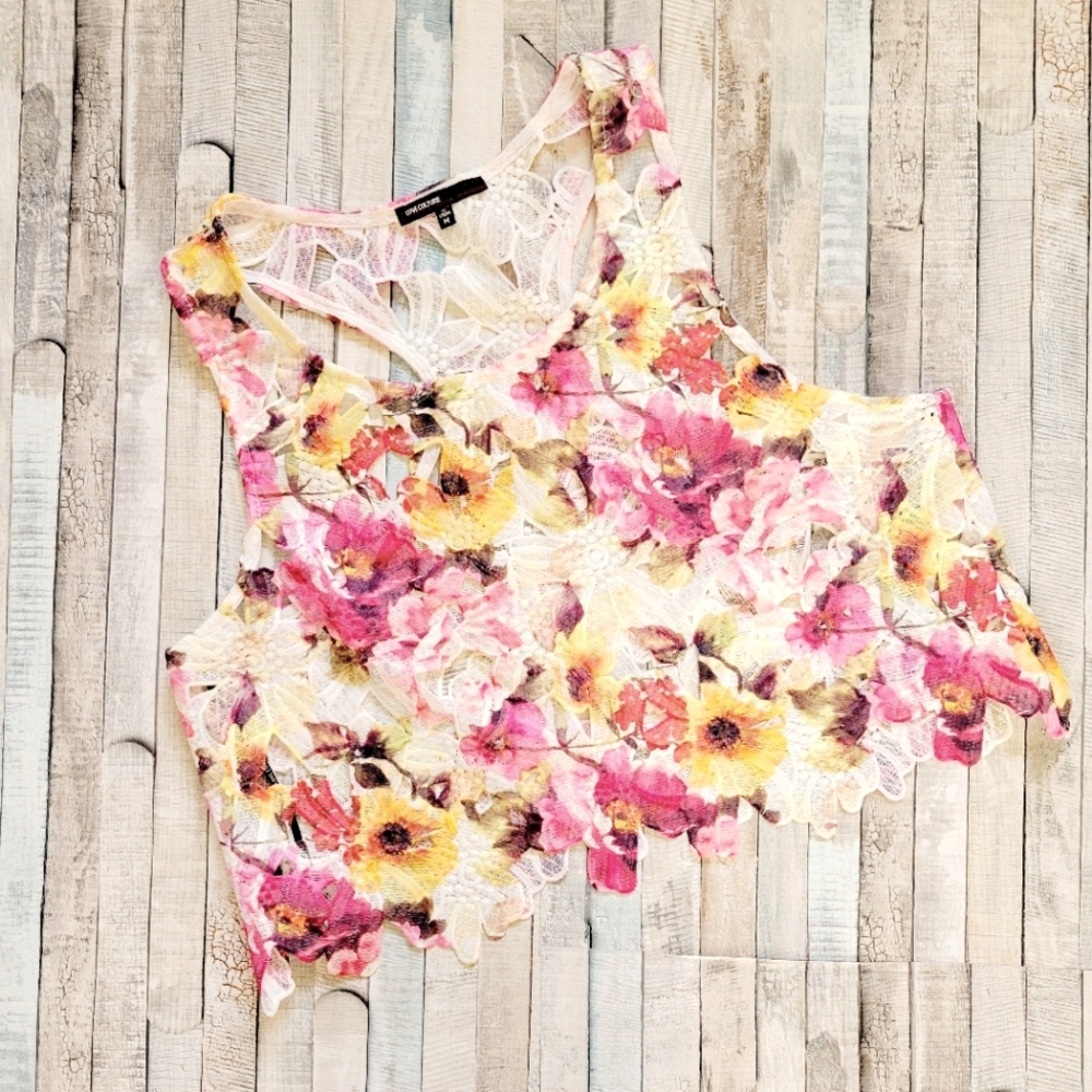 Floral lace/appliqué overlay crop top 🌺